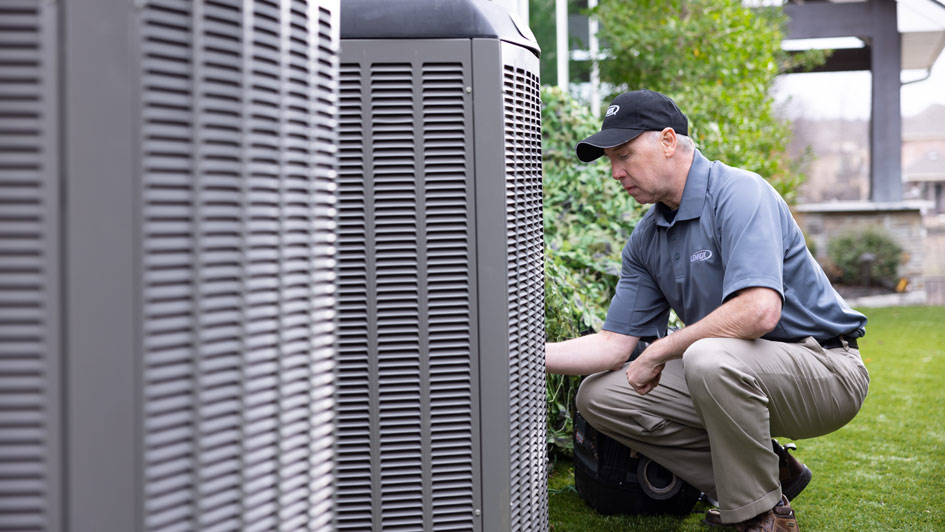 ACIssues_Outside_AC2_ServicingTool_Tech_056-945×532 (1) HVAC technician performing service